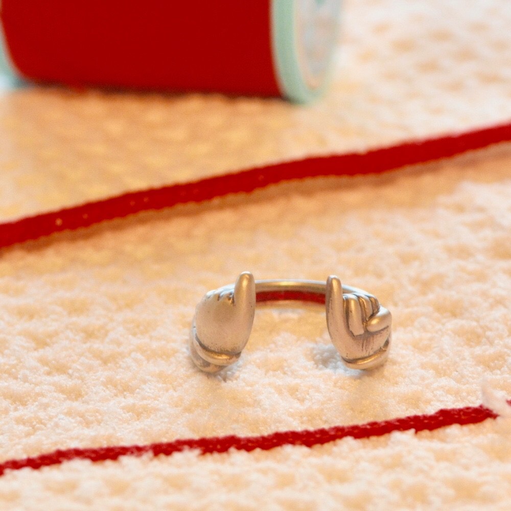 ナイショの赤い糸•リング【スターリングシルバー製/ハンドモチーフ】