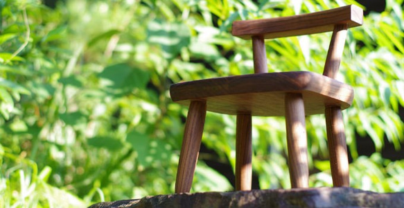 ウォールナットの子供椅子 こちらは受注制作となっております 納期は受注後1ヶ月～３ヶ月となっております お急ぎの場合はお問合せ下さいませ