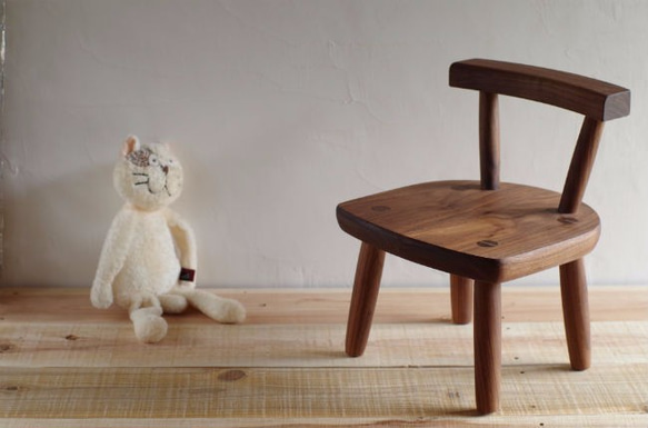 ウォールナットの子供椅子 こちらは受注制作となっております 納期は受注後1ヶ月～３ヶ月となっております お急ぎの場合はお問合せ下さいませ
