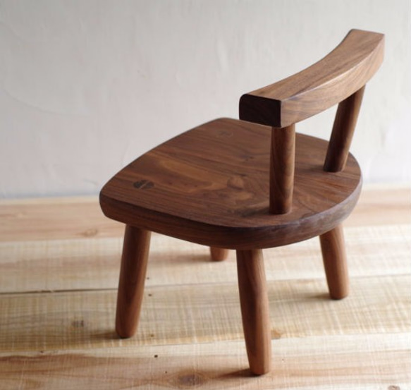 ウォールナットの子供椅子 こちらは受注制作となっております 納期は受注後1ヶ月～３ヶ月となっております お急ぎの場合はお問合せ下さいませ