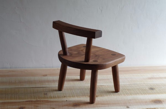 ウォールナットの子供椅子 こちらは受注制作となっております 納期は受注後1ヶ月～３ヶ月となっております お急ぎの場合はお問合せ下さいませ