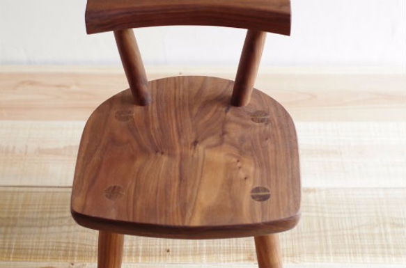 ウォールナットの子供椅子 こちらは受注制作となっております 納期は受注後1ヶ月～３ヶ月となっております お急ぎの場合はお問合せ下さいませ