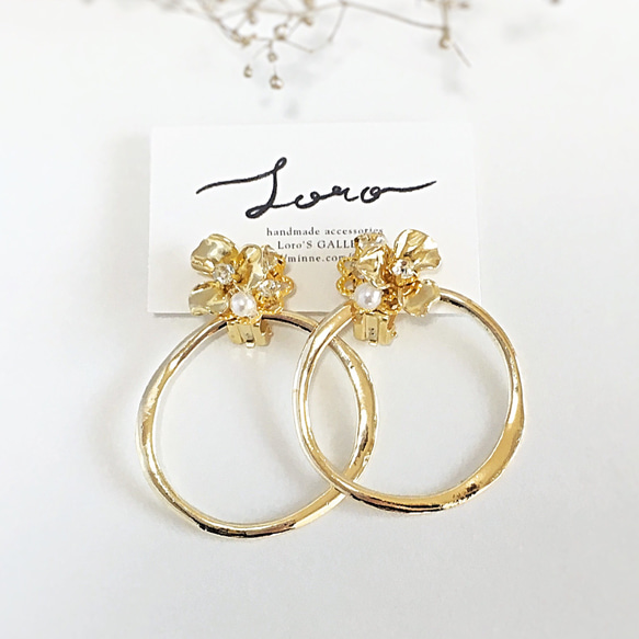 フラワーの大ぶりリングチャームイヤリング 1枚目の画像