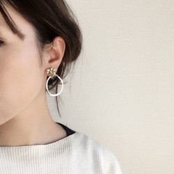 フラワーの大ぶりリングチャームイヤリング 2枚目の画像