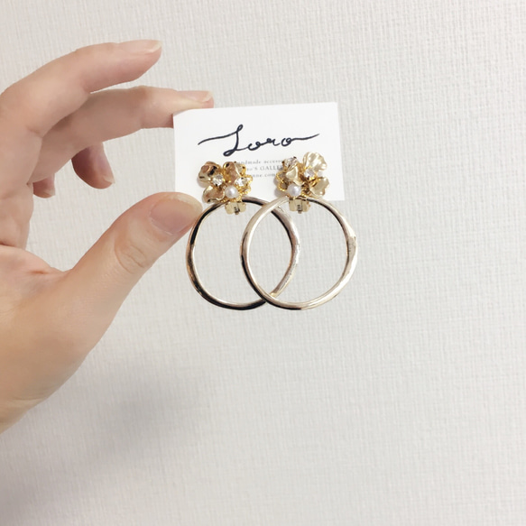 フラワーの大ぶりリングチャームイヤリング 3枚目の画像