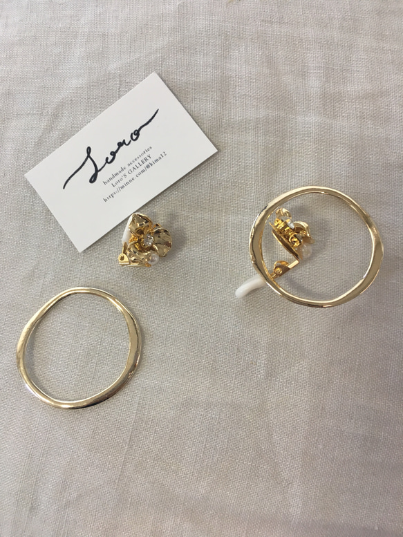 フラワーの大ぶりリングチャームイヤリング 4枚目の画像