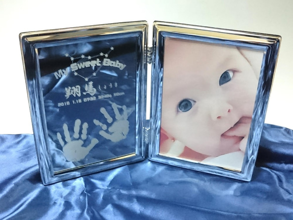 赤ちゃんの出産記念 手形足形と星座のBook型ミラーフォトフレーム 1枚目の画像