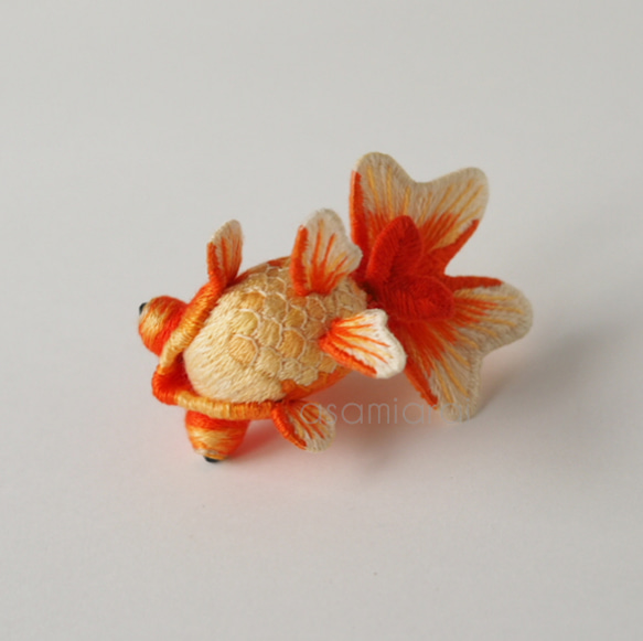 【立体刺繍オブジェ】手鞠金魚 デメキン 「紅葉」 4枚目の画像