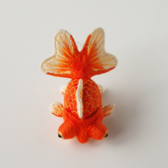 【立体刺繍オブジェ】手鞠金魚 デメキン 「紅葉」 5枚目の画像