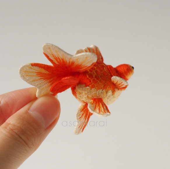 【立体刺繍オブジェ】手鞠金魚 デメキン 「紅葉」 6枚目の画像