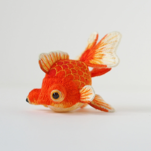 【立体刺繍オブジェ】手鞠金魚 デメキン 「紅葉-momiji」 2枚目の画像