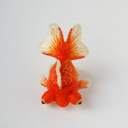 【立体刺繍オブジェ】手鞠金魚 デメキン 「紅葉-momiji」 4枚目の画像