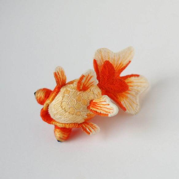 【立体刺繍オブジェ】手鞠金魚 デメキン 「紅葉-momiji」 5枚目の画像
