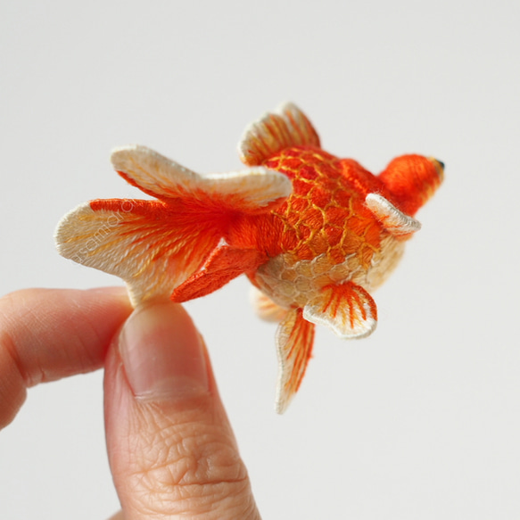【立体刺繍オブジェ】手鞠金魚 デメキン 「紅葉-momiji」 6枚目の画像