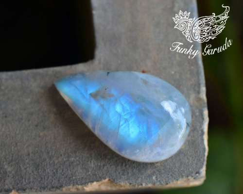 タイムセール❗️高品質✨強シラー！ブルームーンストーンバングル 楽天市場】ムーンストーン ブルーシラー ブレスレットの通販