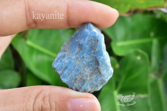藍晶石☆カイヤナイト 原石 kya009 天然石 Funky garuda stone