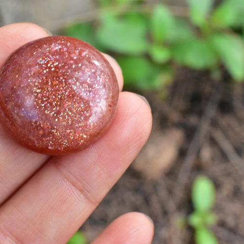 赤のストーン付きのモチーフがキラキラ情熱的で印象的です! 赤のストーン付きのモチーフがキラキラ情熱的で印象的です! 赤の