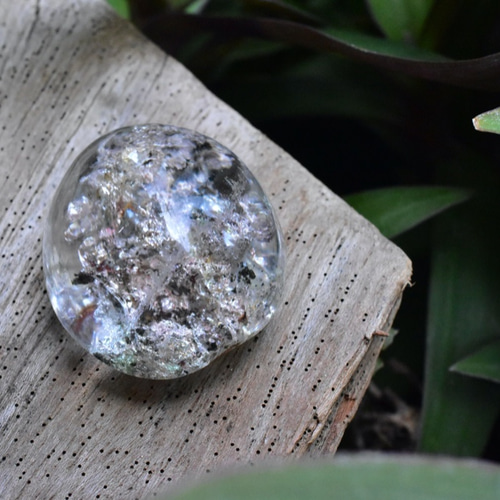 パイライトインクォーツ♡ガーデン 楽天市場】パイライト イン ガーデンクォーツ 丸玉 37mm 台座付き 庭園