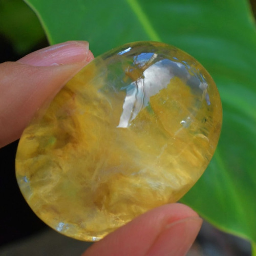 レア！飴玉やビー玉みたいで可愛い虹入りオレンジアンフィボールインアイリスクォーツ orangeamphibole-1102is01-2-