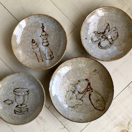 絵付け器》皿 Φ10.6cm(鉄絵/灰釉/萩)雑貨イラスト[A-02 絵付け器》皿 Φ10.6cm(鉄絵/灰釉/萩)雑貨イラスト[A-02
