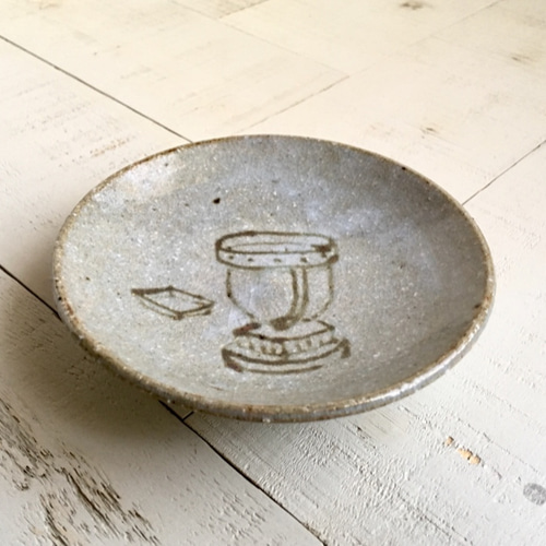 絵付け器》皿 Φ10.6cm（鉄絵／灰釉／萩）雑貨イラスト［A-02