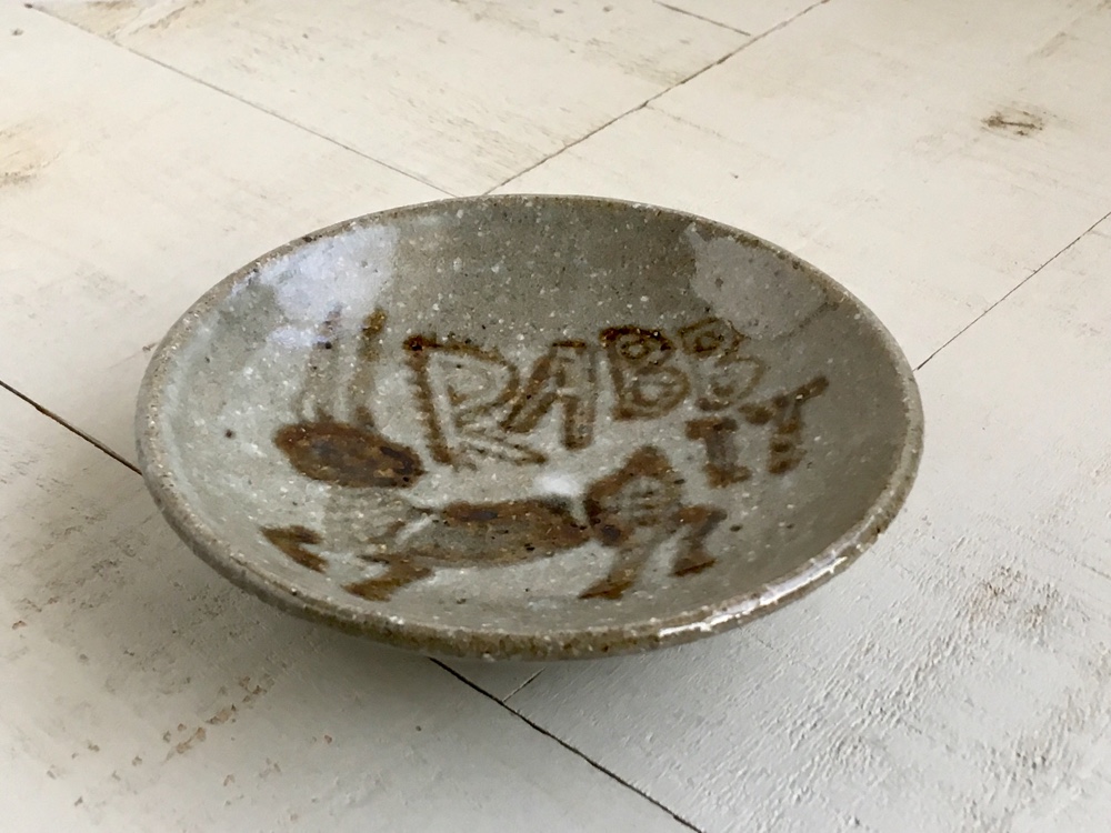 絵付け器》皿 Φ9.7cm（鉄絵／灰釉／萩）うさぎイラスト［A-07