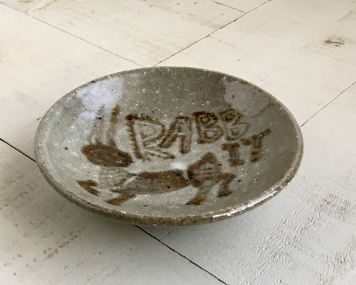 絵付け器》皿 Φ9.7cm（鉄絵／灰釉／萩）うさぎイラスト［A-07