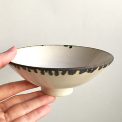 《白い器》鉢皿・飯椀　Φ13.5cm（黒金／チタン釉）［F-05] 3枚目の画像