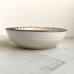 《白い器》鉢皿　Φ15.8cm（黒金／チタン釉）［F-06] 2枚目の画像