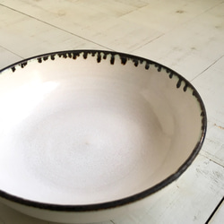 《白い器》鉢皿　Φ15.8cm（黒金／チタン釉）［F-06] 7枚目の画像