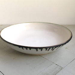 《白い器》鉢皿　Φ17.3cm（黒金／チタン釉）［F-07] 2枚目の画像