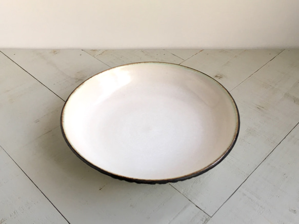 《白い器》鉢皿　Φ17.3cm（黒金／チタン釉）［F-07] 7枚目の画像