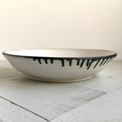 《白い器》鉢皿　Φ17.3cm（黒金／チタン釉）［F-07] 1枚目の画像
