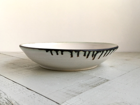 《白い器》鉢皿　Φ17.3cm（黒金／チタン釉）［F-07] 1枚目の画像