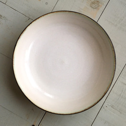《白い器》鉢皿　Φ17.3cm（黒金／チタン釉）［F-07] 3枚目の画像