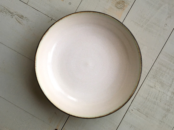 《白い器》鉢皿　Φ17.3cm（黒金／チタン釉）［F-07] 3枚目の画像
