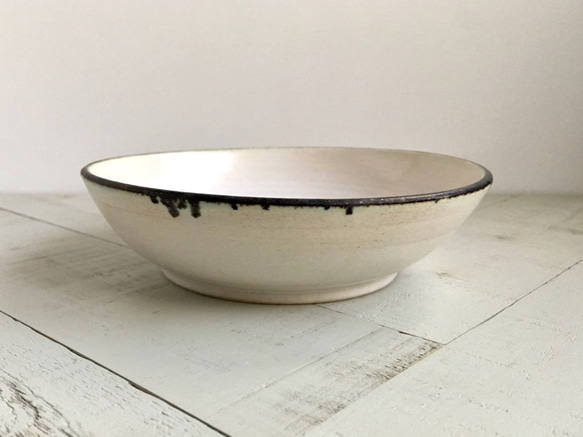 《白い器》鉢皿・カレー皿　Φ17.0cm（黒金／チタン釉）［F-08] 2枚目の画像