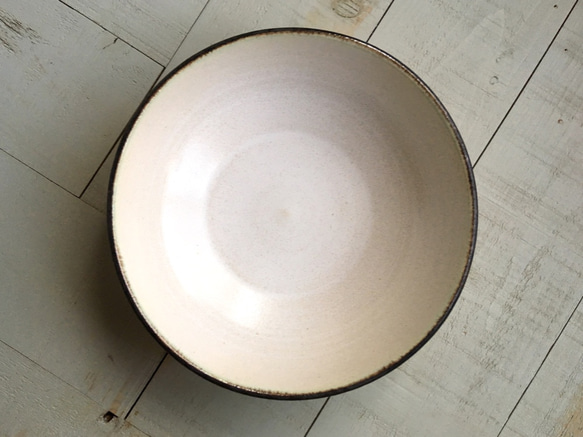 《白い器》鉢皿・カレー皿　Φ17.0cm（黒金／チタン釉）［F-08] 3枚目の画像