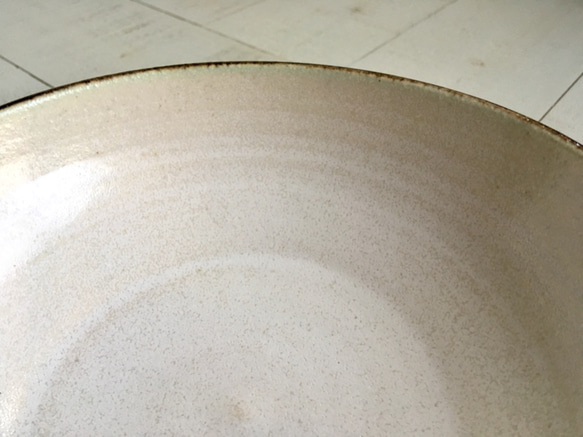 《白い器》鉢皿・カレー皿　Φ17.0cm（黒金／チタン釉）［F-08] 5枚目の画像