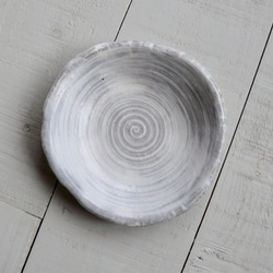 《白化粧器》鉢皿　Φ10.2cm（灰釉）[V-03] 1枚目の画像