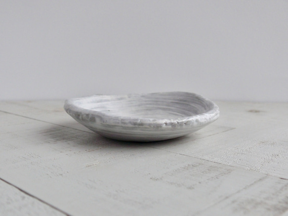 《白化粧器》鉢皿　Φ10.2cm（灰釉）[V-03] 3枚目の画像