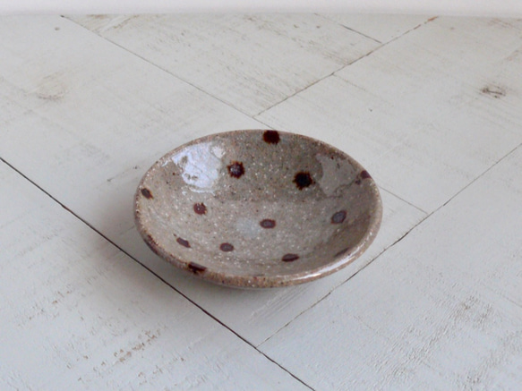 絵付け器》豆皿 Φ7.5cm（鉄絵／灰釉）［A-23] 薬味皿・豆皿 TOMOI