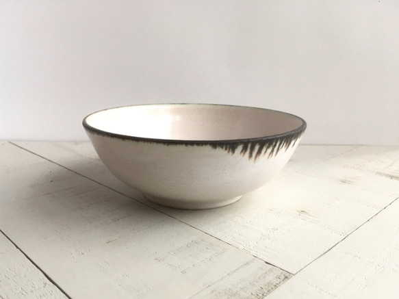 《白い器》鉢皿・カレー　Φ15.7cm（黒金／チタン釉）［F-17] 3枚目の画像