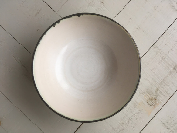 《白い器》鉢皿・カレー　Φ15.7cm（黒金／チタン釉）［F-17] 4枚目の画像