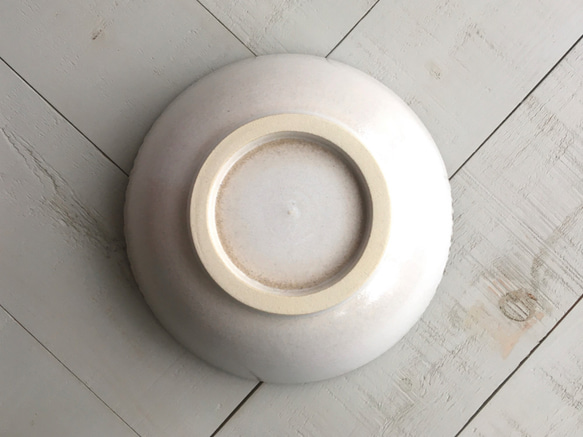 《白い器》鉢皿・カレー　Φ15.7cm（黒金／チタン釉）［F-17] 5枚目の画像
