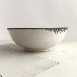 《白い器》鉢皿・カレー　Φ15.7cm（黒金／チタン釉）［F-17] 6枚目の画像