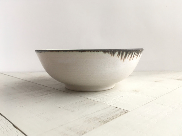 《白い器》鉢皿・カレー　Φ15.7cm（黒金／チタン釉）［F-17] 6枚目の画像
