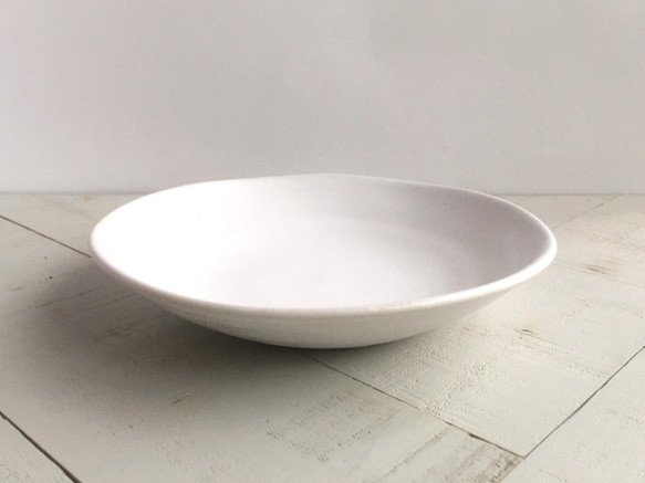 《白マット器》鉢皿　Φ17.1cm（白マット釉／貫入）波　ウェーブ［W-25] 3枚目の画像