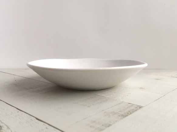 《白マット器》鉢皿　Φ17.1cm（白マット釉／貫入）波　ウェーブ［W-25] 2枚目の画像