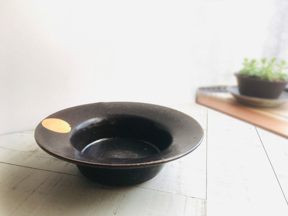 器》リム深皿 20.0cm（鉄釉／金彩）［J-03] 中皿 TOMOI WORKS 通販